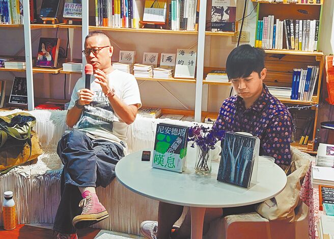 詩人郭品潔（左）時隔多年終於出版新詩集《尼安德塔樂園的嘆息》。（廖祿存攝）