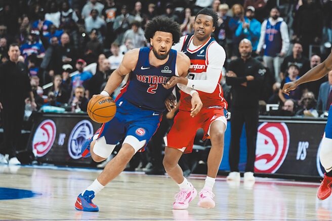 活塞后卫康寧汉（左）运球突破巫师后卫卡灵顿的防守。（美联社）