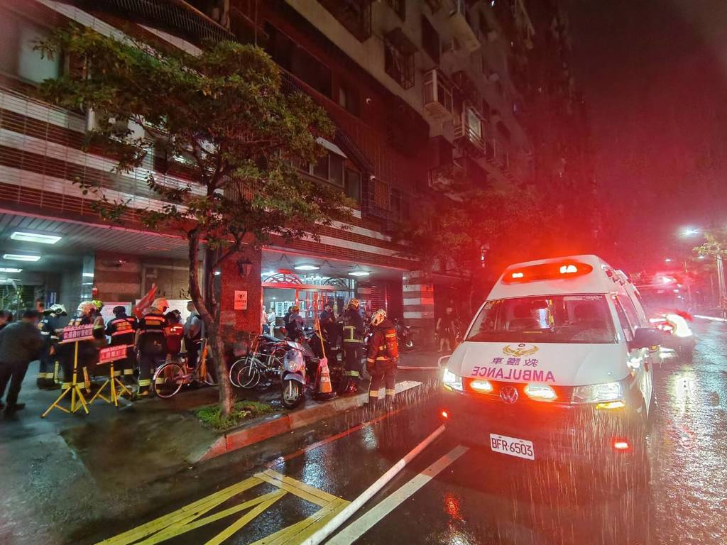 八里社區高樓深夜惡火 女子救出送醫命危