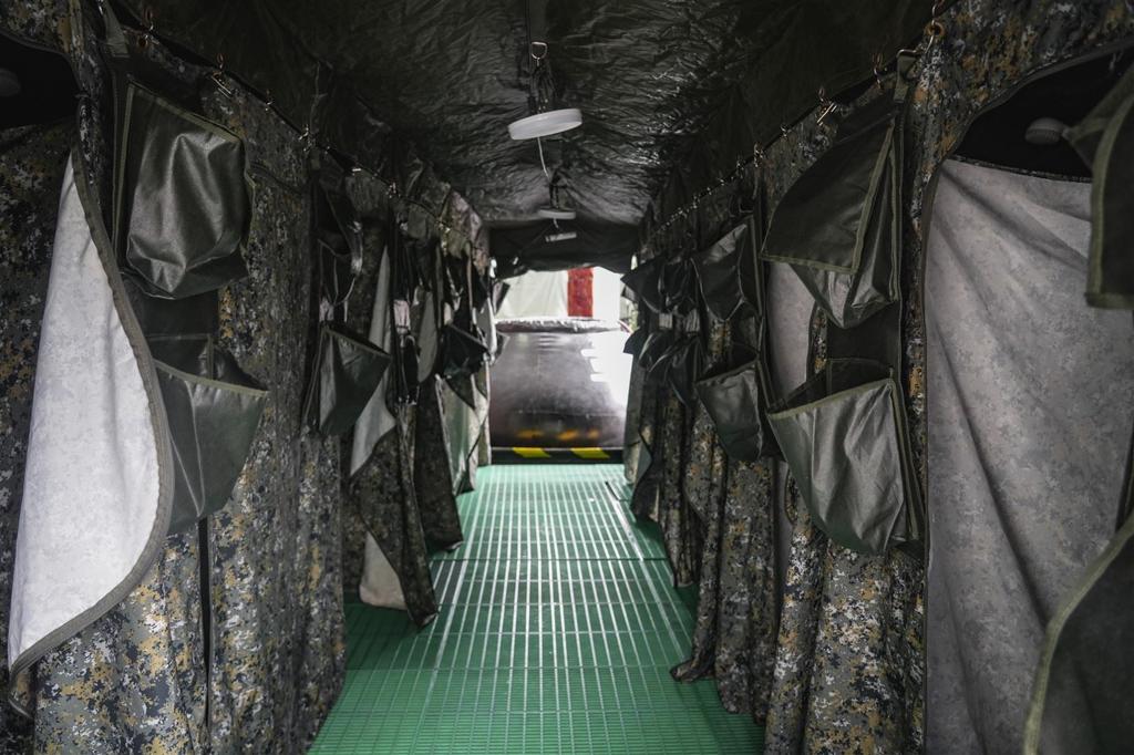 收容所設沐浴站 民眾安心盥洗