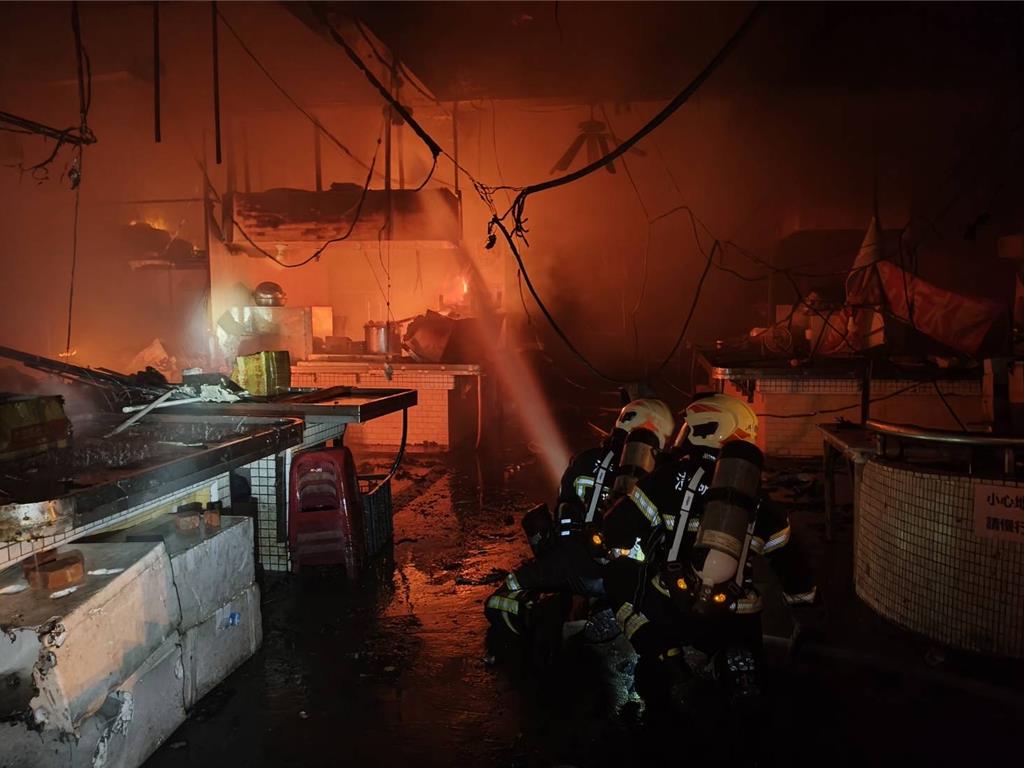 2025年11月13日澎湖縣／馬公北辰市場內攤位13日凌晨竄出火舌，警消佈水線灌救。（澎湖縣政府消防局提供／許逸民澎湖傳真）