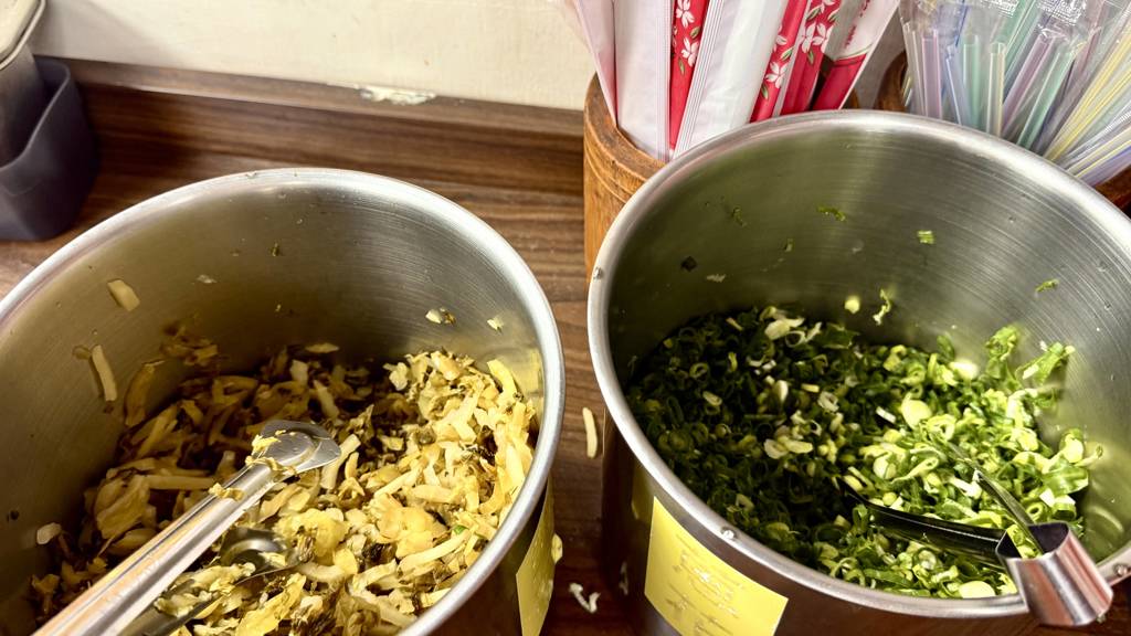 來老山東吃牛肉麵,靈魂醬料不能忘。(施景耀 攝)