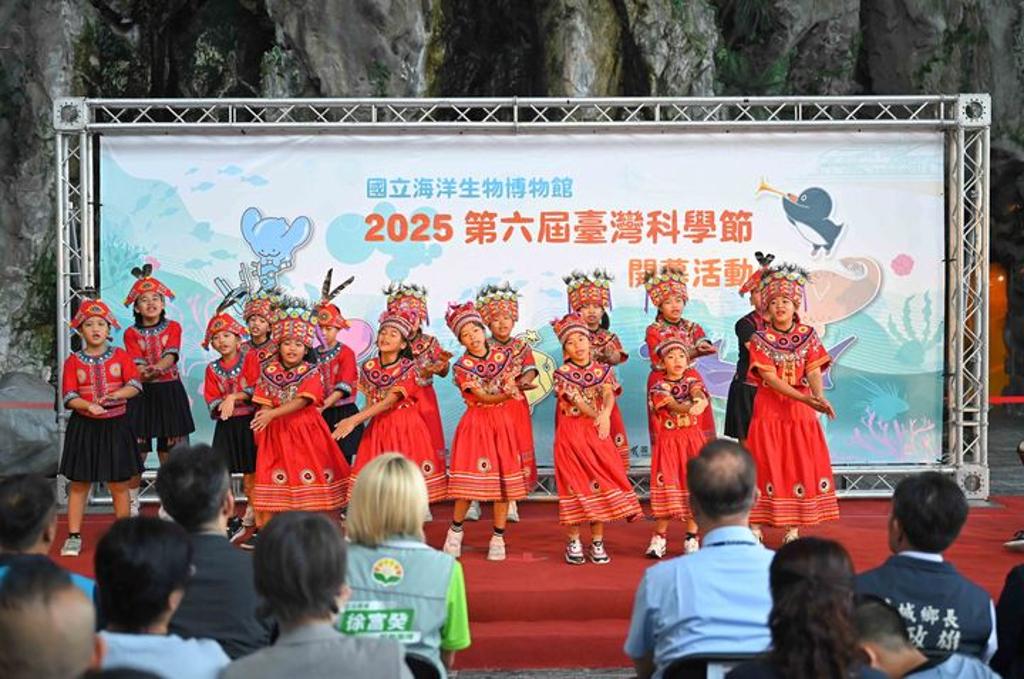 石門國小帶來排灣族古謠,讓海洋教育與文化傳承彼此滋養。 圖:屏東海生館/提供