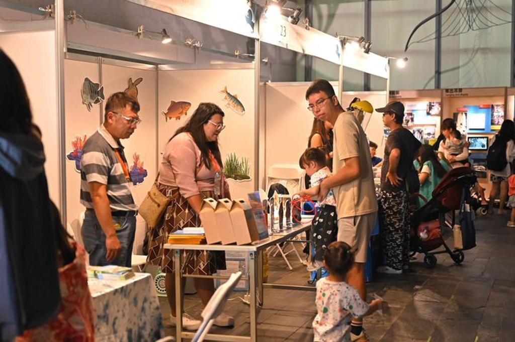 民眾走進「漁識場科學市集」,近距離體驗海洋科學的樂趣與驚奇。 圖:屏東海生館/提供