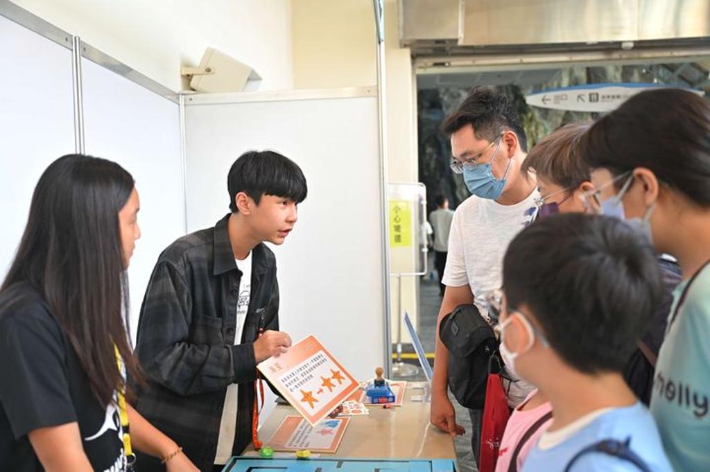 「小小解說員」親手設計攤位活動,熱情與民眾分享海洋知識與學習成果。 圖:屏東海生館/提供