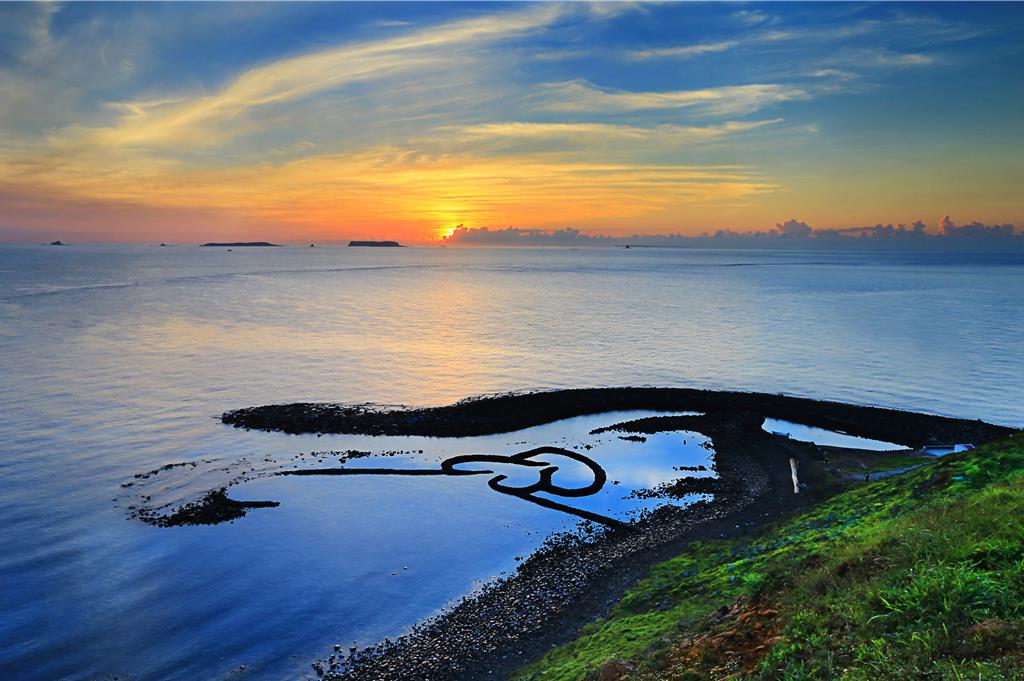 澎湖景點「七美嶼」,榮獲交通部觀光署11日舉辦第2屆「觀光亮點獎」的全台「十大亮點獎」。圖為七美雙心石滬。(澎管處提供/許逸民澎湖傳真)