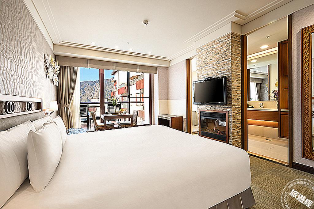 於12/5、12/12、12/19指定日入住,選擇「玩攝阿里山楓紅假期」住房專案,即可跟著達人黃源明美拍楓紅雲海,圖為阿里山賓館豪華雙人房。(圖/阿里山賓館提供)