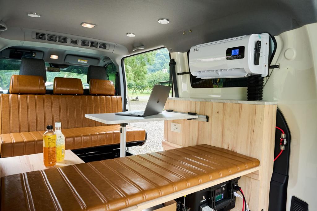 J SPACE輕露營車內部採全木作結構,座椅、床鋪與桌椅可依需求自由切換。(格上租車提供)