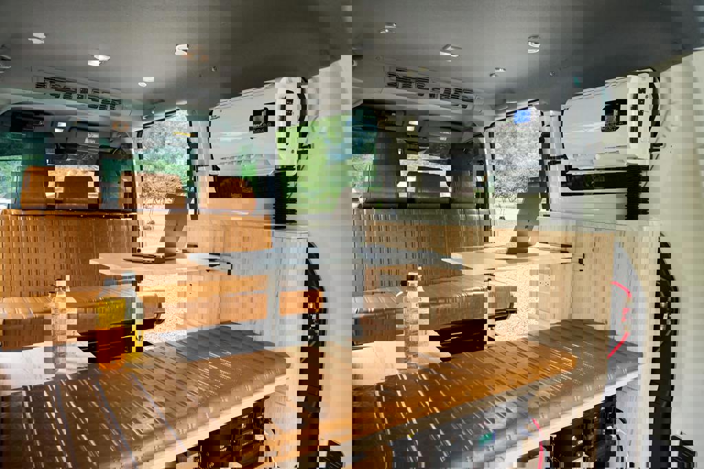 J SPACE輕露營車內部採全木作結構，座椅、床鋪與桌椅可依需求自由切換。（格上租車提供）