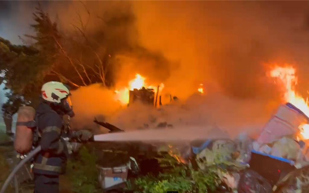 安南區木造平房起火 男子及時逃出受輕傷