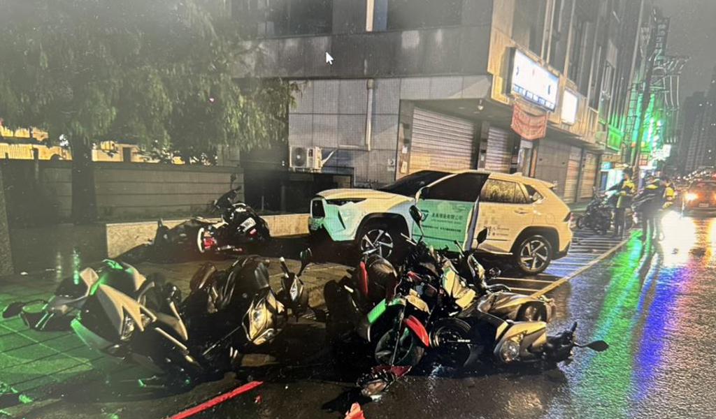 新店男疑疲勞駕駛 撞翻停車格14輛機車