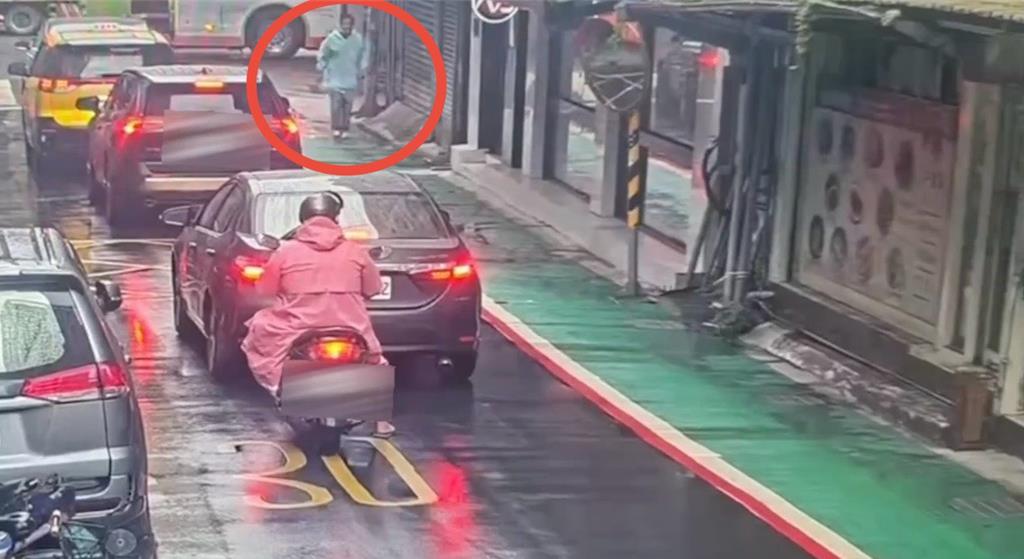 北市男當街拿鋸子與女拉扯 警一查原來是夫妻吵架