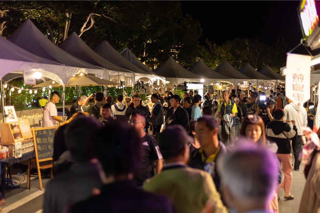 屏縣府在四重溪溫泉季前安排一場「暖身市集」，搶先於15、16日在溫泉老街封街登場，一連2天匯集超過30個地方品牌與文創選品。（屏縣府提供／謝佳潾屏東傳真）