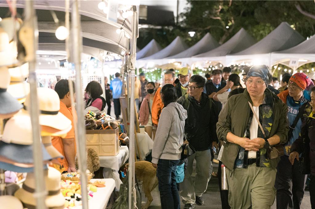  屏縣府在四重溪溫泉季前安排一場「暖身市集」，搶先於15、16日在溫泉老街封街登場，一連2天匯集超過30個地方品牌與文創選品。（屏縣府提供／謝佳潾屏東傳真）