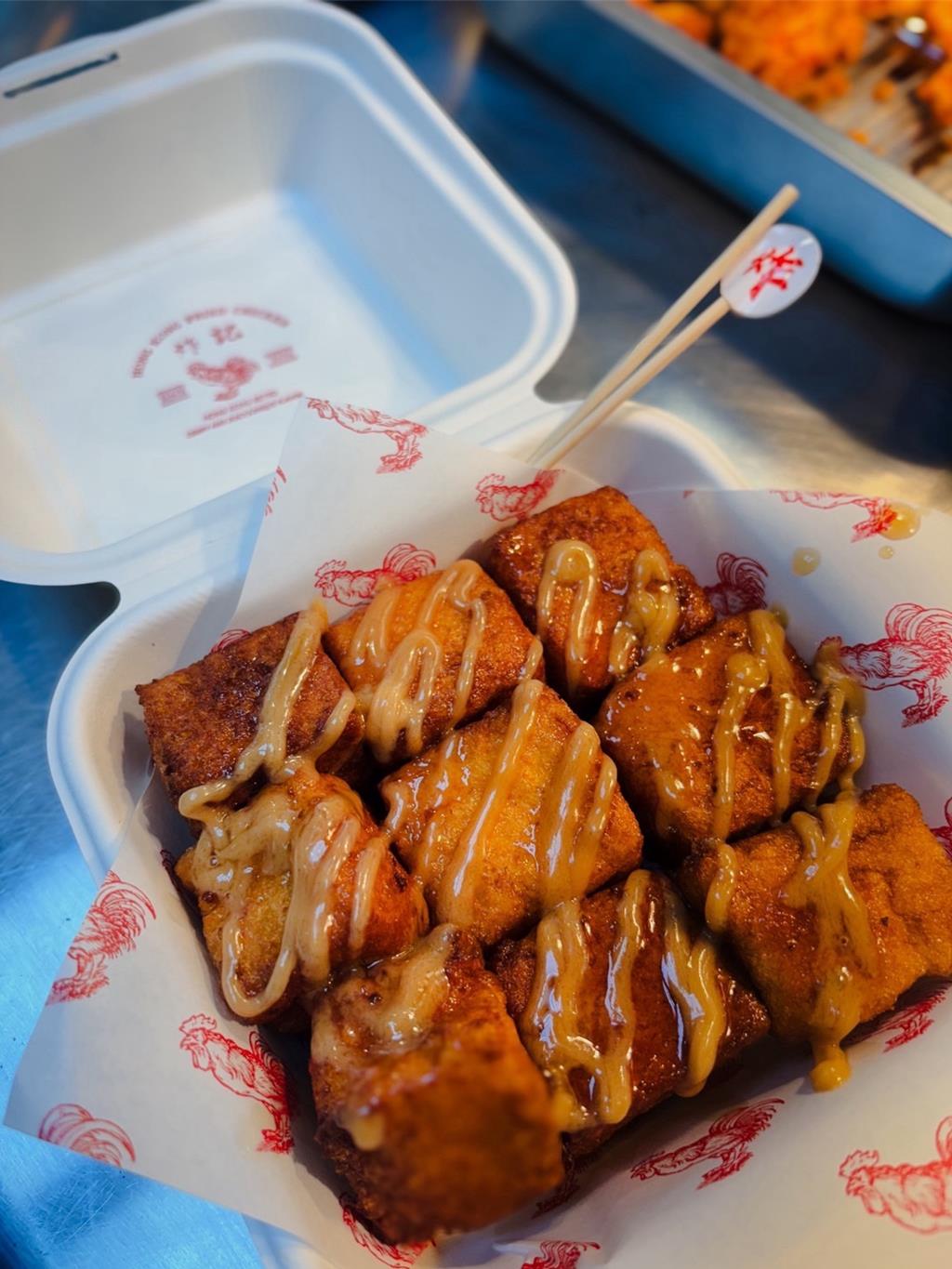 被BLACKPINK成員Lisa翻牌的「炸記」,也來現場開炸。(觀光局提供)