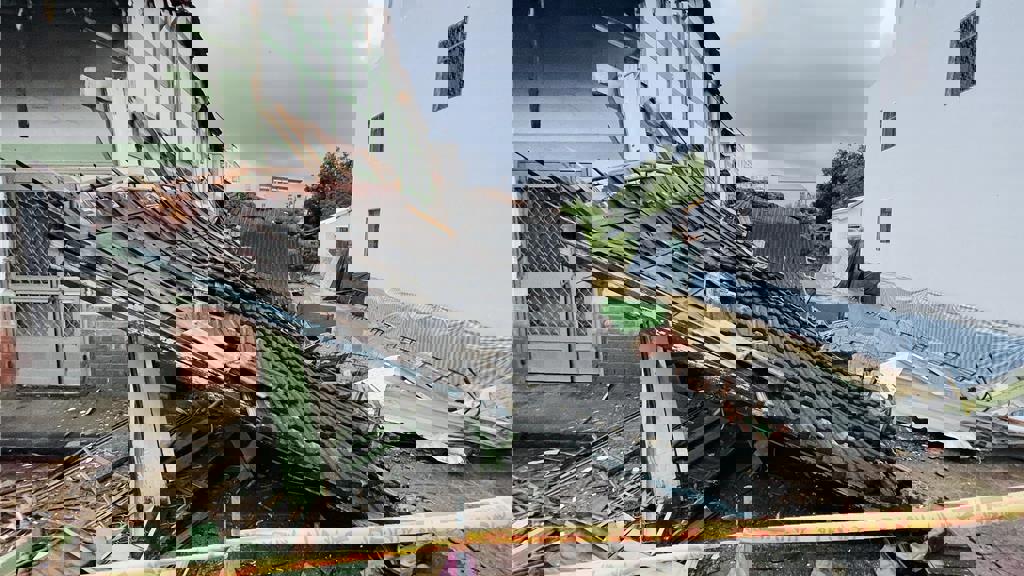 屋主心疼阿公留下的老屋傾倒成廢墟，所幸當時屋內無人。（蕭嘉蕙攝）