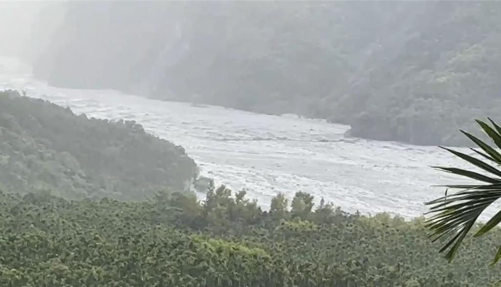 影》提前2小時!馬太鞍溪新堰塞湖溢流 首波大水已抵達下游