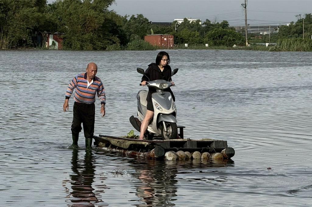 護理師颱風天機車登竹筏上班 羅東博愛醫院揭感人身分
