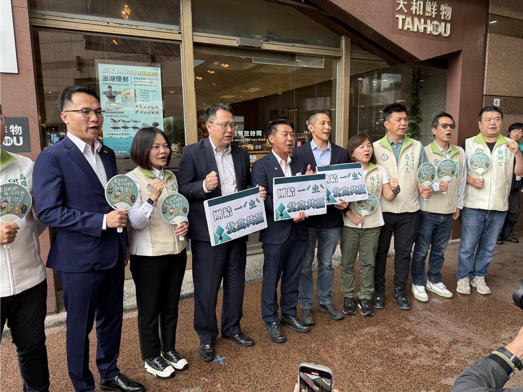 許智傑登記高雄市長初選 跨派系議員大陣仗到場相挺