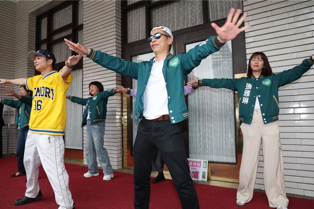 力推「暫行條例」重新分配345億元 綠委大跳「全民福利舞」