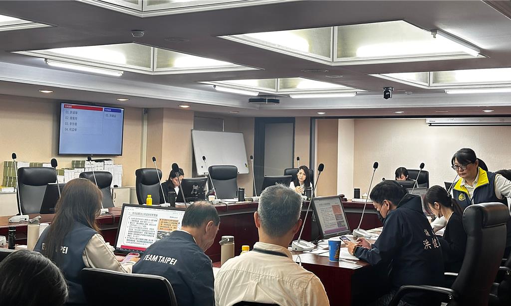 台北市議會民政委員會13日邀請市府相關局處針對「輝達海外總部進駐進度」專案報告，會中各黨派議員都針對輝達地上權合約、權利金，以及新壽解約進度多作詢問。（丁上程攝）