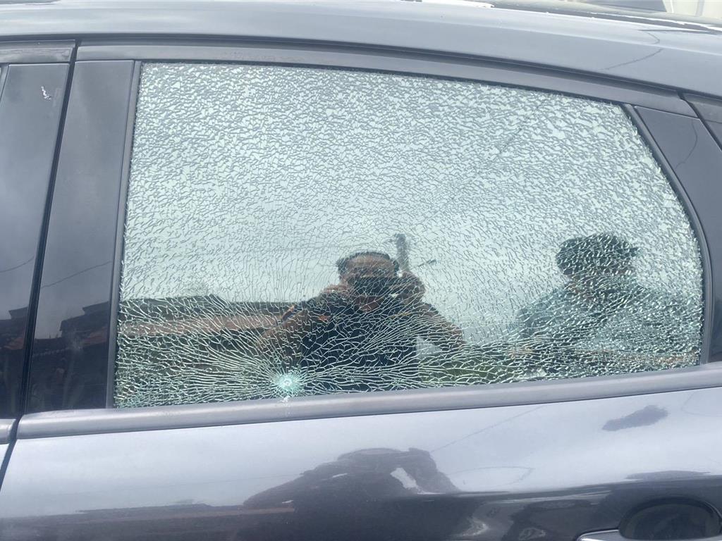 美濃小客車玻璃「碎成蜘蛛網狀」傳槍擊 疑小鋼珠擊破