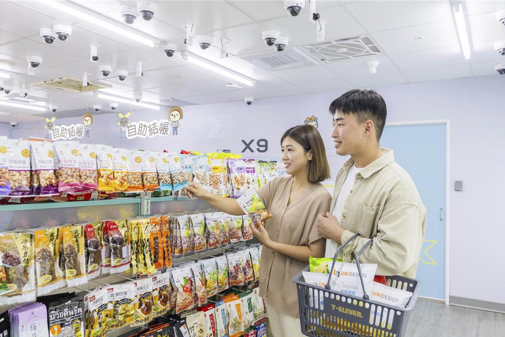 7-11「X-STORE 9」天花板擁有逾140支功能複合型攝影機及光學雷達LiDAR。(7-11提供/朱世凱台北傳真)