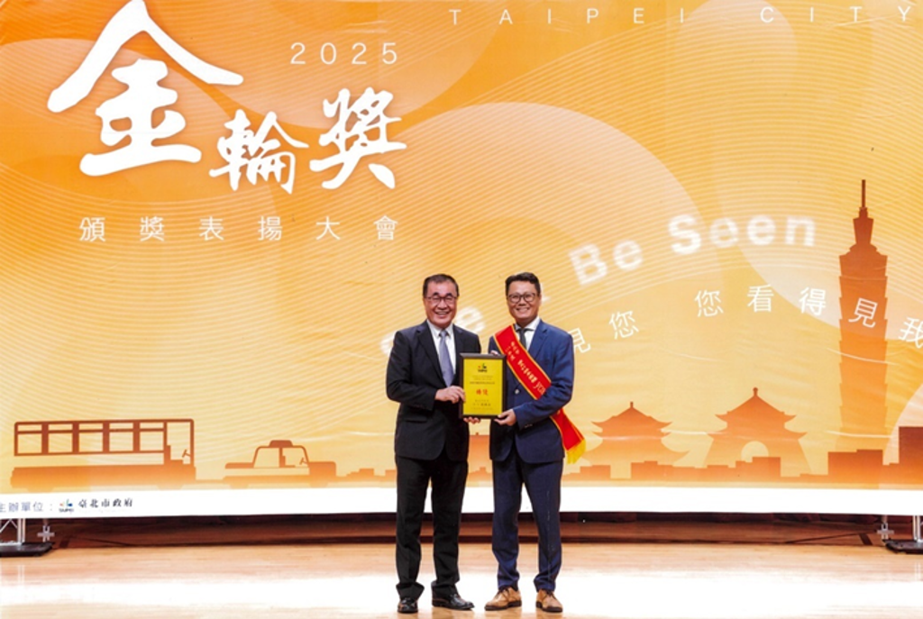 北市副市長李四川(左)與和泰移動總經理葉俊谷(右)，於2025金輪獎頒獎表揚大會合照(圖:和泰集團)