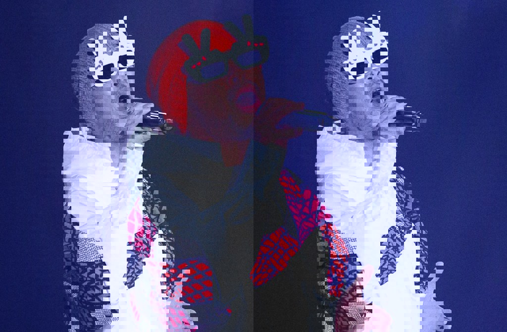 黃明志獲口頭保釋 交往15年女友不離不棄現身警局