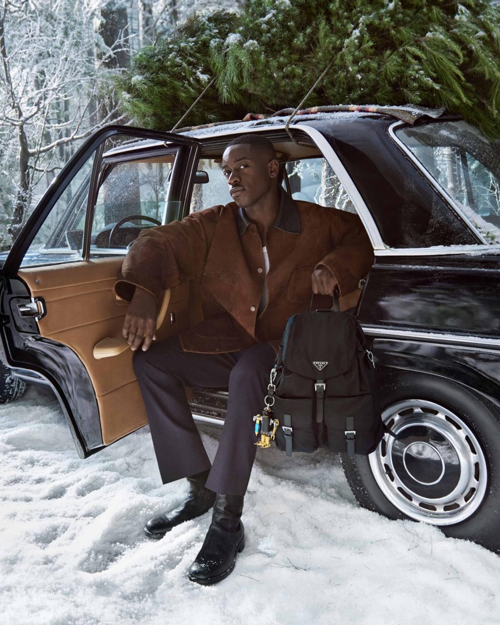 因出演電影《F1》而受到關注的戴姆森·伊德瑞斯，為PRADA拍攝佳節系列廣告。(PRADA提供）