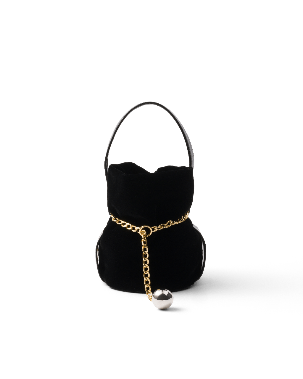 PRADA Petit Sac Noir 絲絨迷你提包 ，7萬8000元。(PRADA提供）