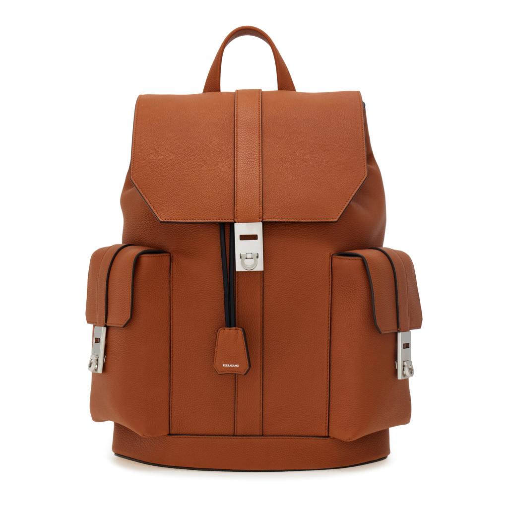 Ferragamo 錘紋皮革實用背包 ，10萬3000元。（Ferragamo提供）