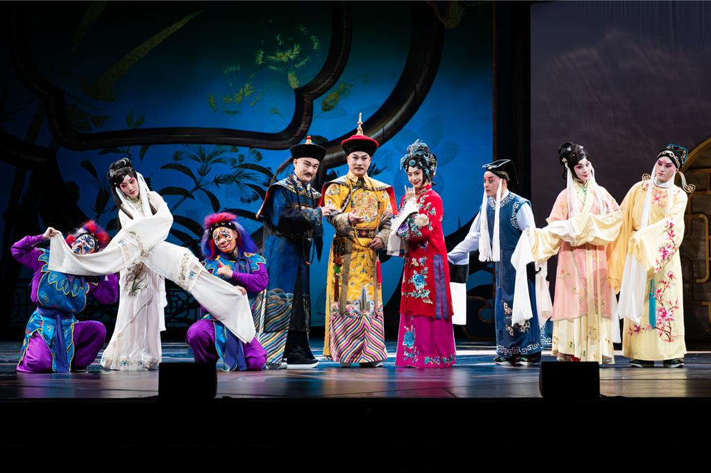 由國光劇團演出的經典清宮大戲《夢紅樓.乾隆與和珅》,即將於14日至16日於兩廳院國家戲劇院登場。圖為演員於13日舉辦彩排記者會後合影。(國光劇團提供)