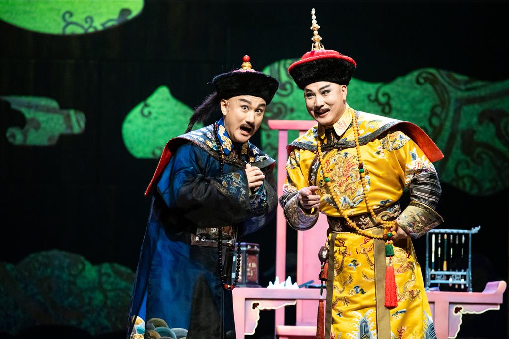 在《夢紅樓.乾隆與和珅》當中,由國光劇團頭牌老生唐文華(右)飾乾隆,崑劇名家溫宇航(左)飾和珅。(國光劇團提供)
