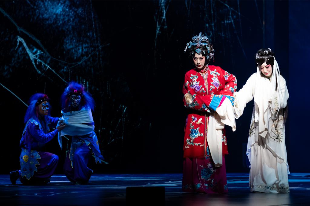 國光劇團一等旦行演員黃宇琳(紅衣)飾王熙鳳,國光劇團知名旦角演員凌嘉臨(白衣)飾尤二姐。(國光劇團提供真)