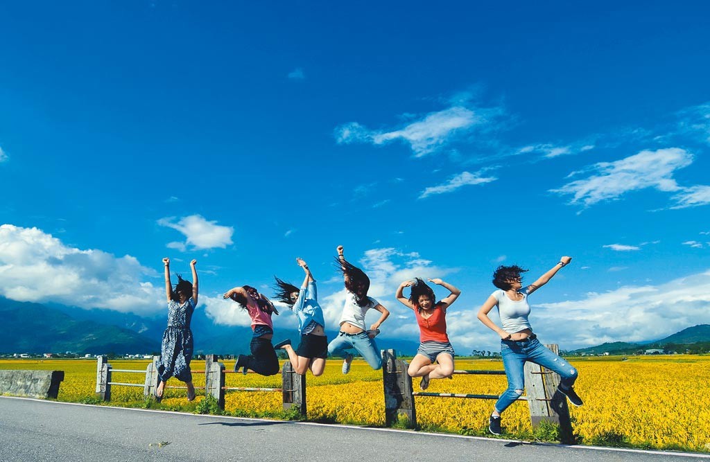 打造兆元觀光！交通部擬推住宿補助最高2000、生日加碼抽。圖為在台東開心玩樂的旅客。（示意圖／本報資料照）