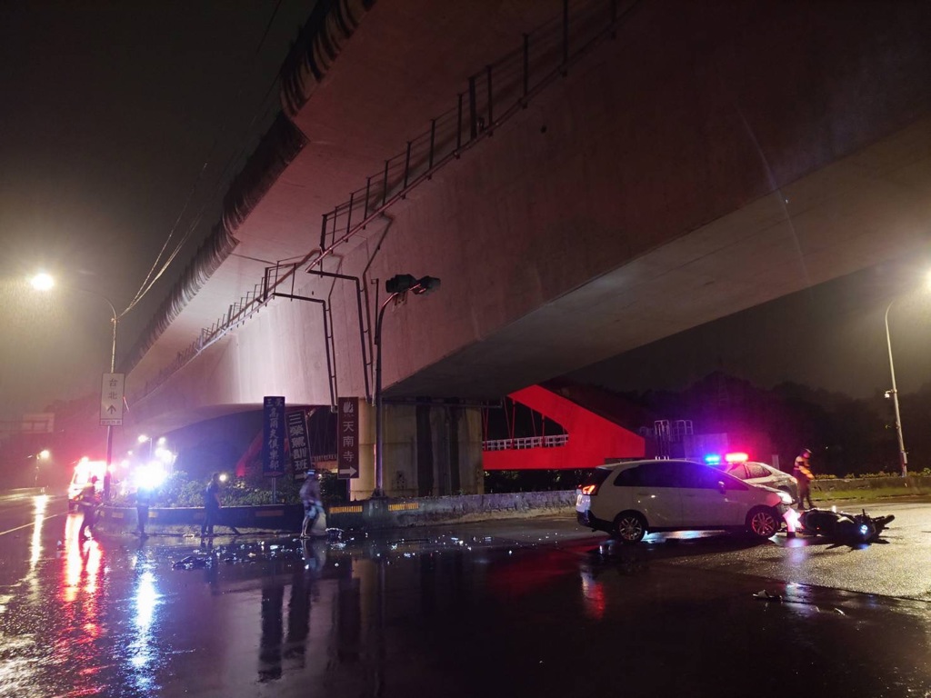 三峽深夜小客車撞機車 騎士噴飛摔落邊坡送醫