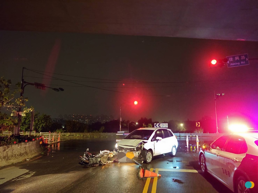 新北市三峽區今（13）日凌晨發生一起驚悚車禍，一名25歲陳姓男子駕駛自小客車，行經佳興路、佳福路口欲左轉時，與對向一輛直行的19歲郭姓男子騎乘的普通重機發生猛烈碰撞，強大撞擊力導致郭男人車噴飛。（圖／簡銘柱翻攝）