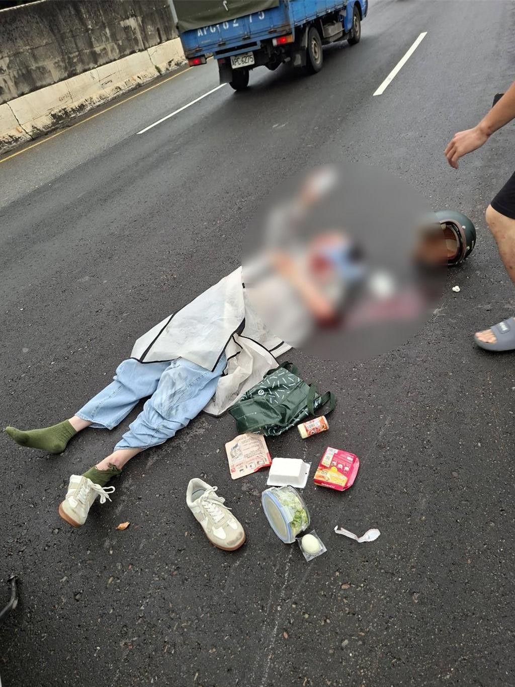 護理師騎車上班因「不平路面」慘摔！  疑中華電信施工釀禍