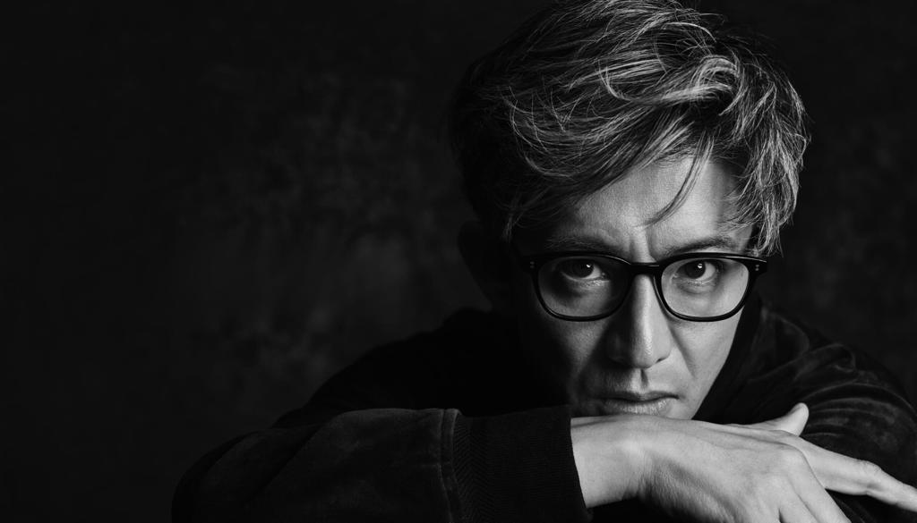 木村拓哉近期擔任OWNDAYS品牌大使,於形象照中搭配「BACK in BLACK」系列黑框眼鏡,該眼鏡價格為3790元。(OWNDAYS提供)