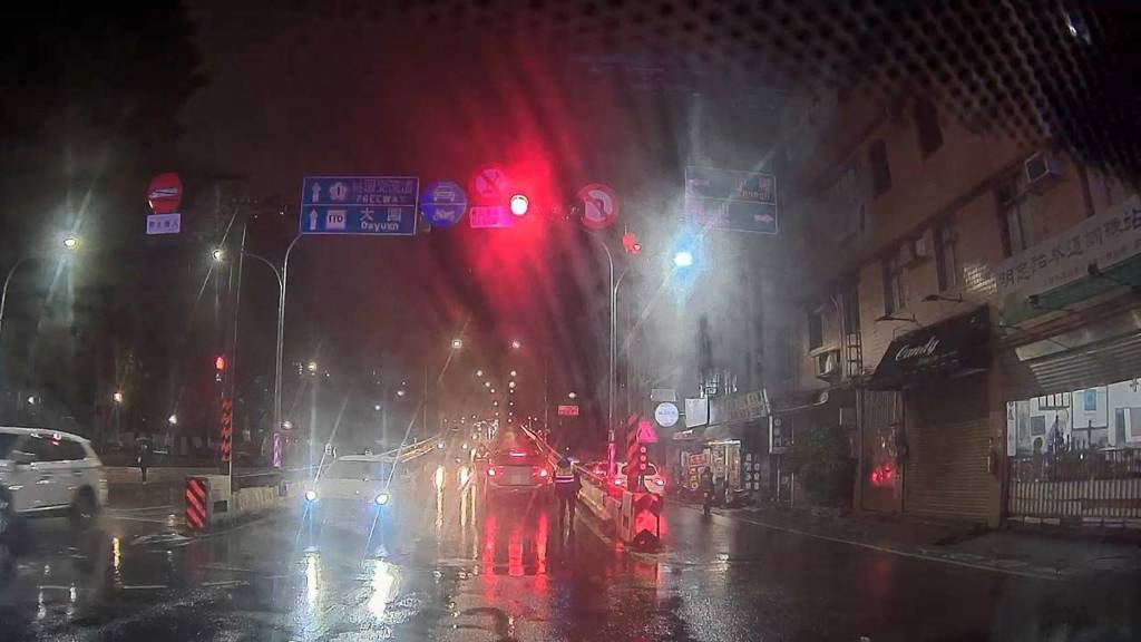 下班尖峰遇暴雨!桃園男路橋拋錨 警合力推車解困