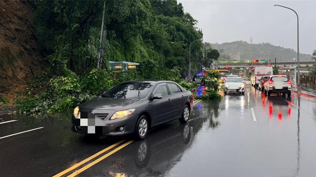 汐止康寧街邊坡土石滑落 封閉車道清除中