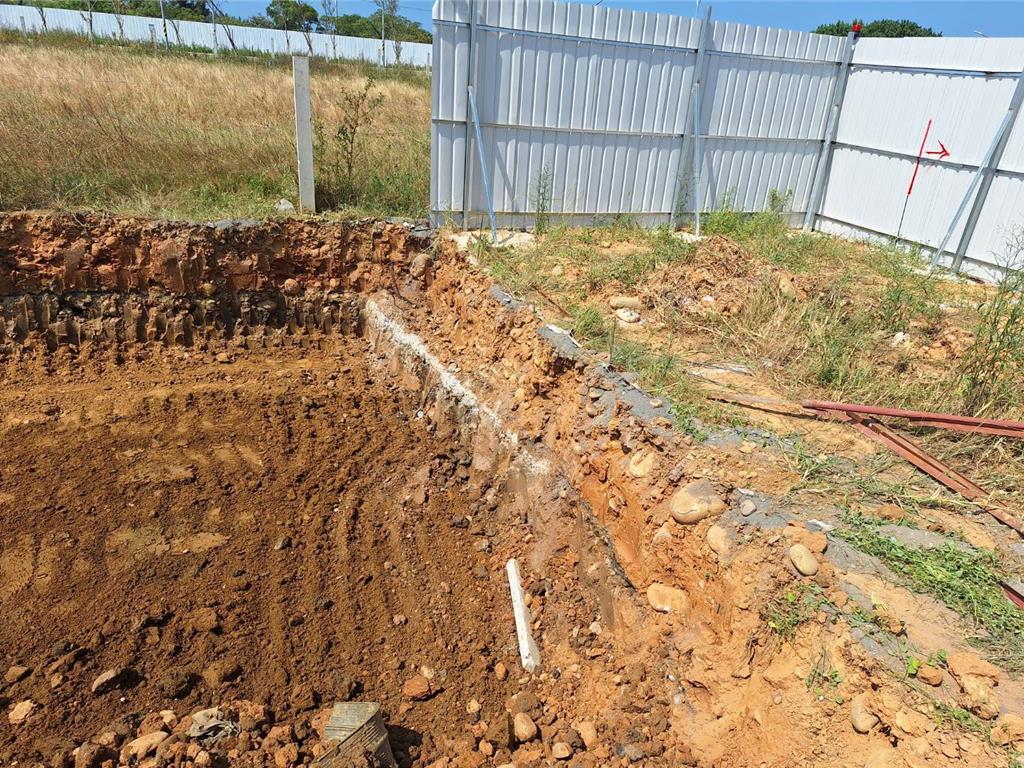 桃園航空城安置街廓基地藏水泥溝渠 工期恐延宕、成本大增