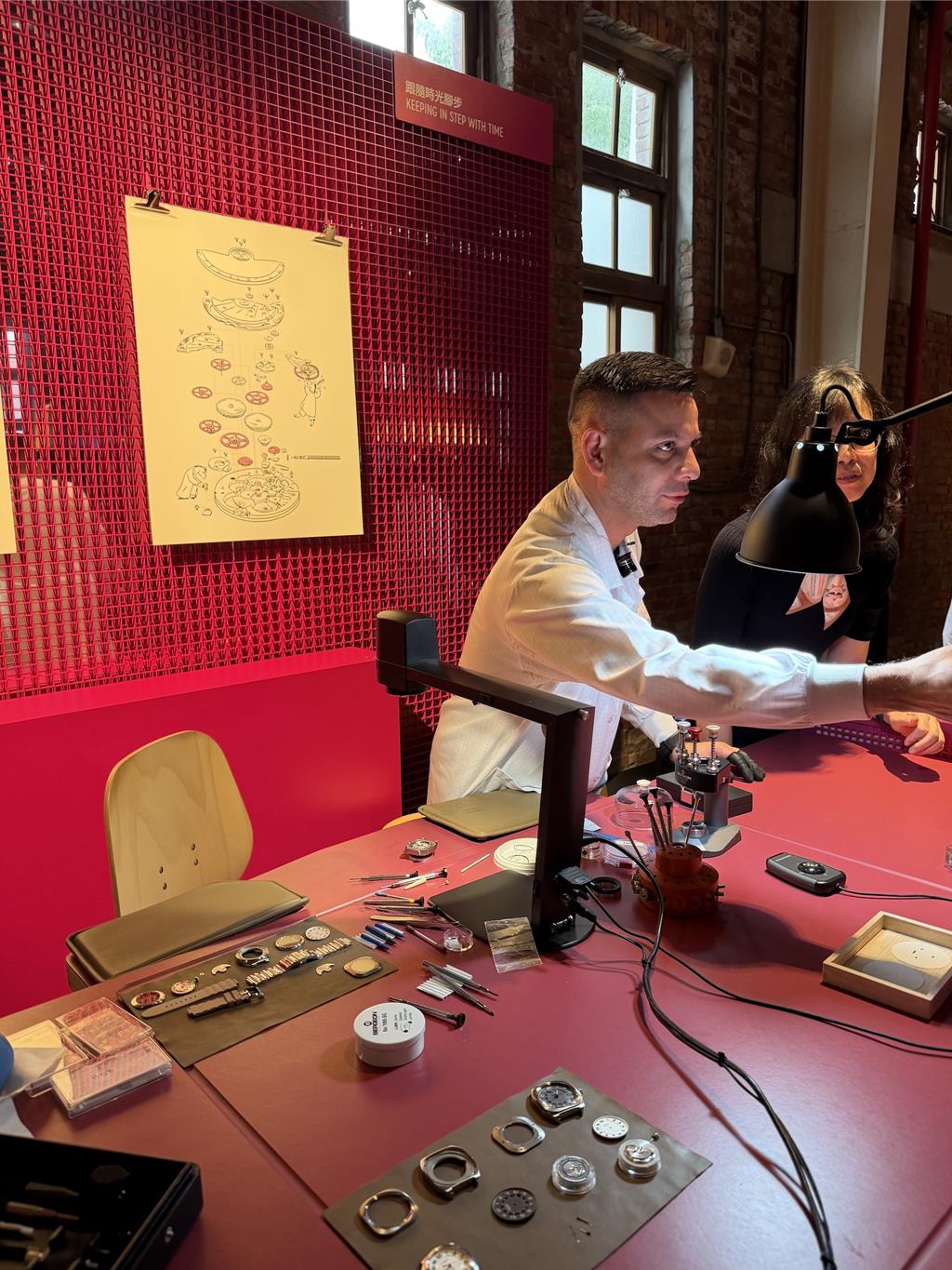 製錶工匠現場示範愛馬仕腕錶的清潔與保養工序。（黃唯淯攝）