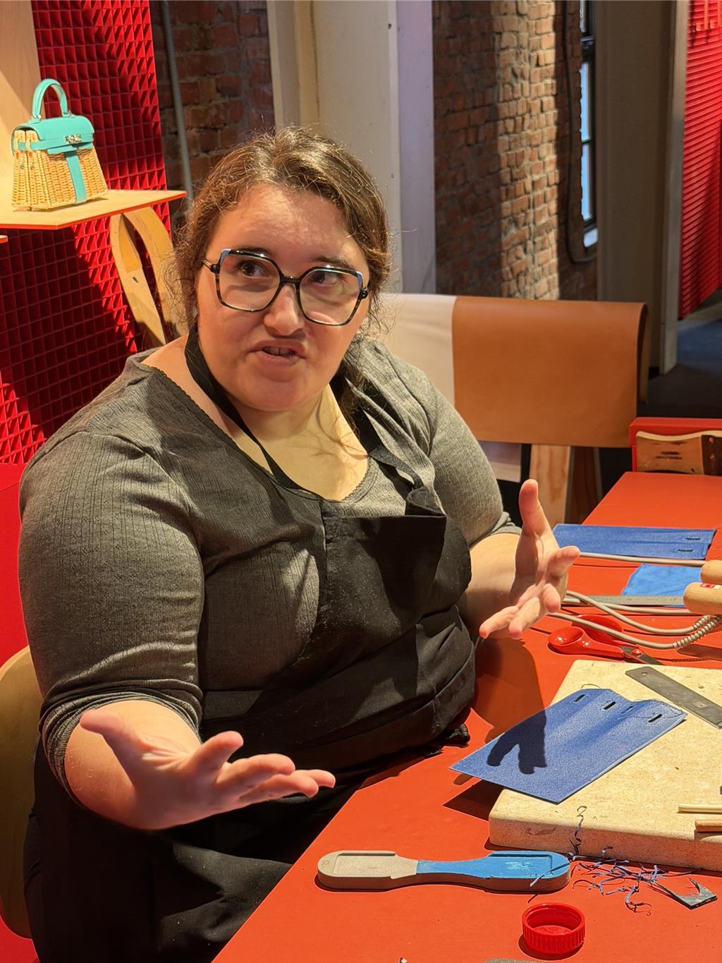 Kelly包的職人工匠，她提到自己19歲就加入愛馬仕大家族，至今這份工作仍是她生活中最大的樂趣之一。（黃唯淯攝）