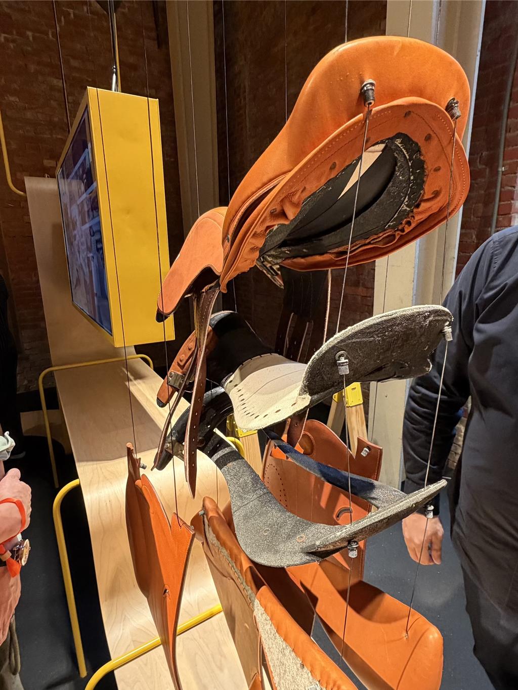 全套的馬鞍拆解圖，演示了愛馬仕設計的高超功力。（黃唯淯攝）