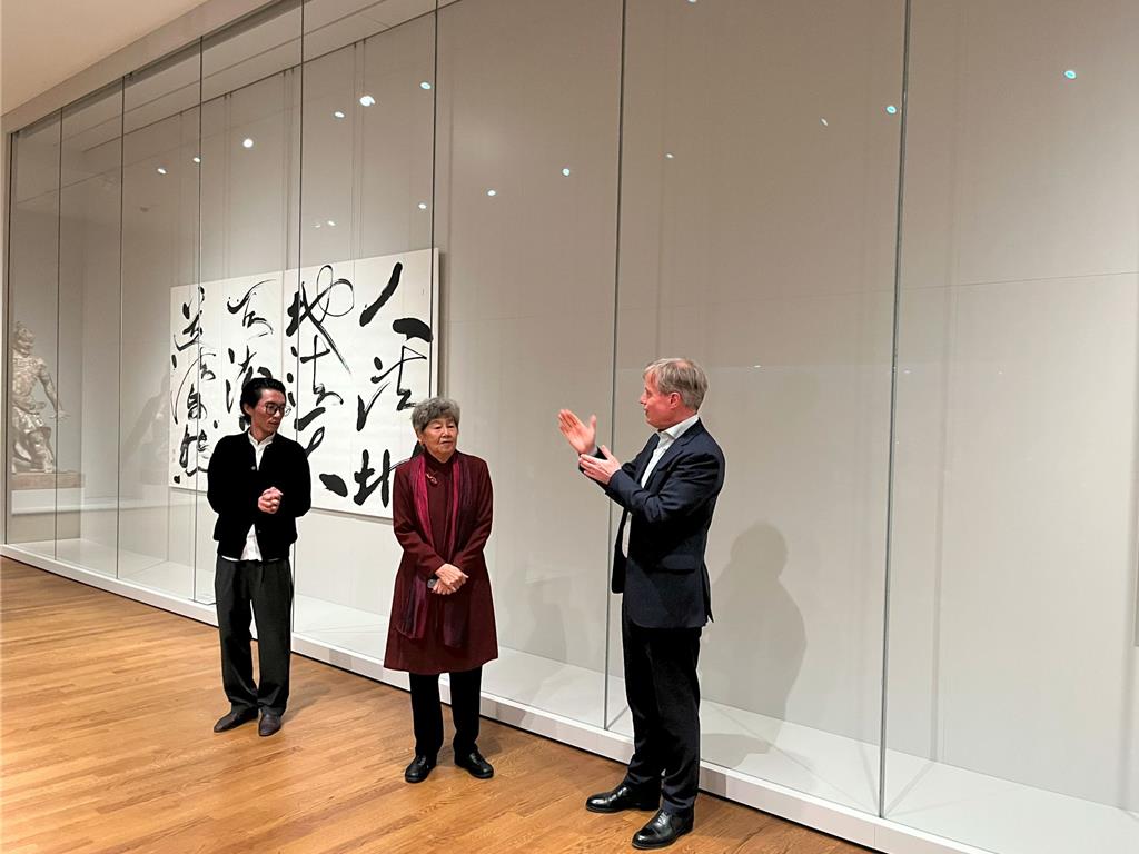 董陽孜(中)親赴荷蘭出席開幕活動。(巴文中心提供)