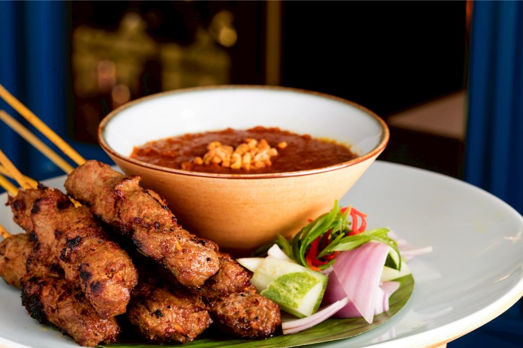 即日起至12月31日,台北晶華館內的「azie」與「栢麗廳」推出「星洲老爺 味遊新加坡」美食活動迎饕客。(圖/台北晶華酒店)