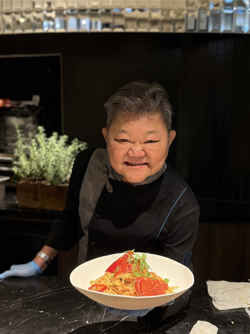 擁有「新加坡法餐之父」、「星洲老爺」尊稱的名廚郭文秀客座台北晶華指導,帶來融合亞洲香料與法式技法的星洲料理。(圖/台北晶華酒店)