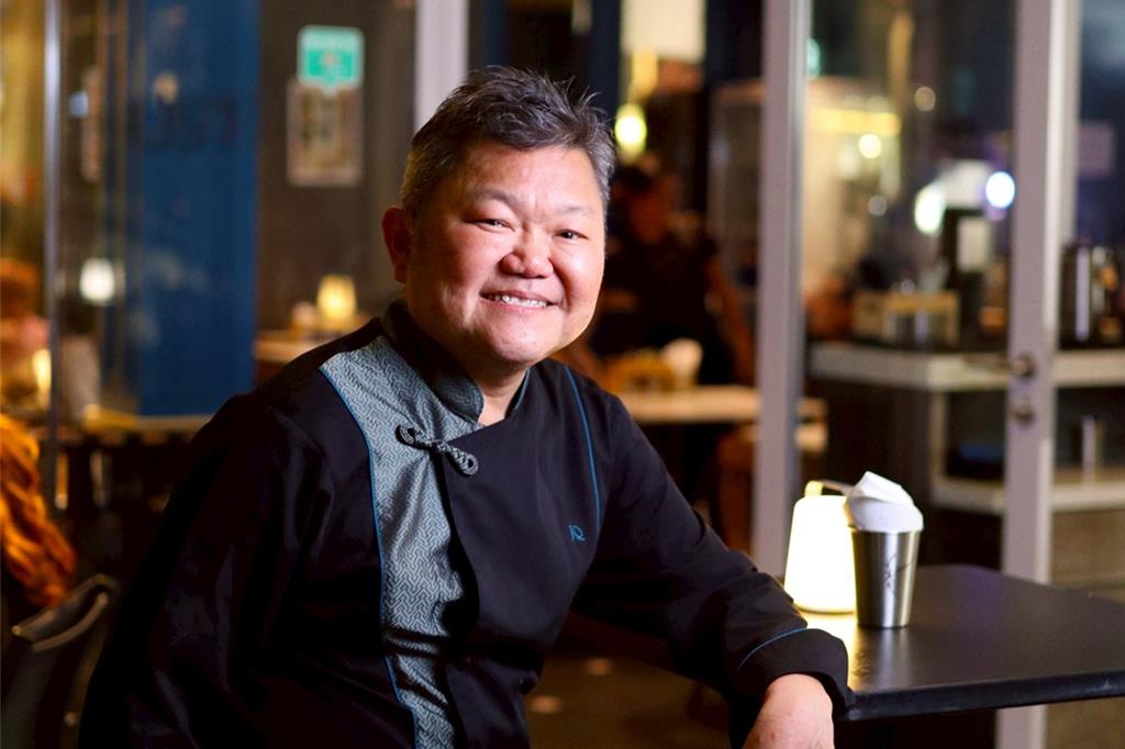 64歲的郭文秀主廚是亞洲Fine Dining界的傳奇人物,豐富且完整的資歷讓他被業界譽為「新加坡法餐之父(Father of Singapore French Cuisine)」。(圖/台北晶華酒店)